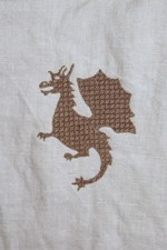 broderet drage på prinsebrynje